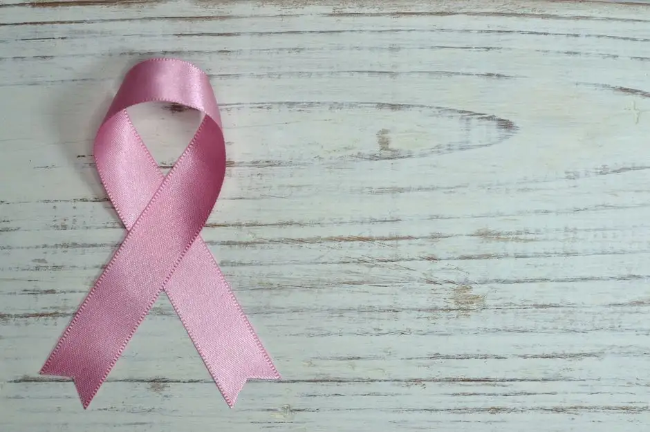 Dzień Różowej Wstążki w ZST Janów – profilaktyka raka piersi i kiermasz dla Martynki